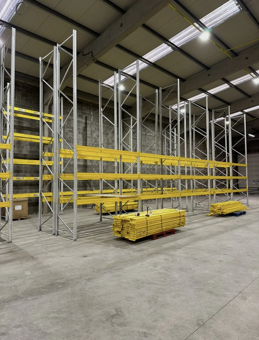 Warehouse yellow-beam racking